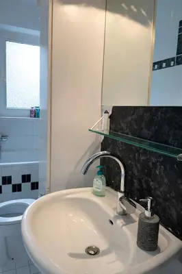 Ein Badezimmer in der Unterkunft 3 BR City Apartment near Messe Düsseldorf