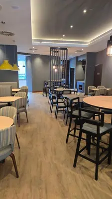 Ein Restaurant oder anderes Speiselokal in der Unterkunft Premier Inn Duisburg City Altstadt