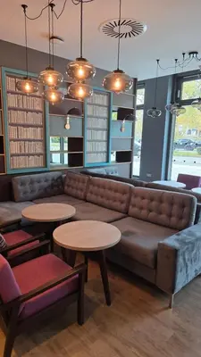 Ein Sitzbereich in der Unterkunft Premier Inn Duisburg City Altstadt