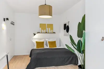 Ein Bett oder Betten in einem Zimmer der Unterkunft Neu und modern, Nähe Hbf, Ddorf, CNG , Lift und Parkplatz