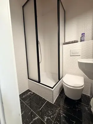 Ein Badezimmer in der Unterkunft Riva Single Apartment, Smart TV, Parkplatz frei