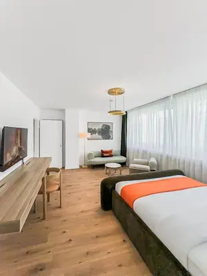 Ein Bett oder Betten in einem Zimmer der Unterkunft Chic City Apartment, 1BR for 2, Elegant Comfort, City Center