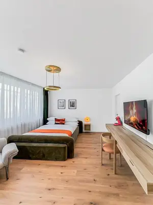 Ein Bett oder Betten in einem Zimmer der Unterkunft Chic City Apartment, 1BR for 2, Elegant Comfort, City Center