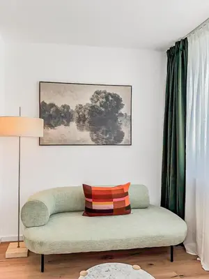 Ein Sitzbereich in der Unterkunft Chic City Apartment, 1BR for 2, Elegant Comfort, City Center