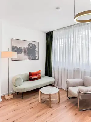 Ein Sitzbereich in der Unterkunft Chic City Apartment, 1BR for 2, Elegant Comfort, City Center