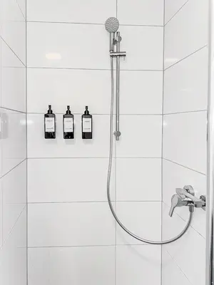Ein Badezimmer in der Unterkunft Chic City Apartment, 1BR for 2, Elegant Comfort, City Center