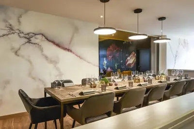 Ein Restaurant oder anderes Speiselokal in der Unterkunft QUARTIER 82 by Arcadeon