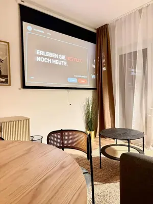 Der Geschäftsbereich oder Konferenzraum in der Unterkunft Stylish City Apartment mit Beamer & Balkon Zentral