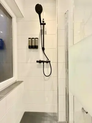 Ein Badezimmer in der Unterkunft Stylish City Apartment mit Beamer & Balkon Zentral