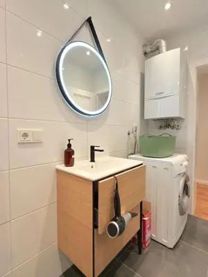 Ein Badezimmer in der Unterkunft Stylish City Apartment mit Beamer & Balkon Zentral