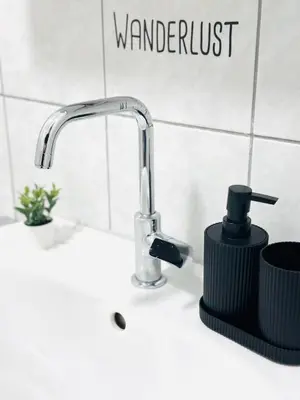 Ein Badezimmer in der Unterkunft MOLA Apartments - Panoramablick, Balkon, 5 Pers, Bahnhofsnähe, Parkplatz