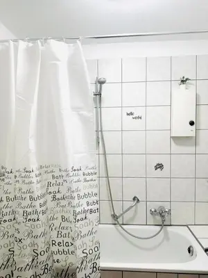 Ein Badezimmer in der Unterkunft MOLA Apartments - Panoramablick, Balkon, 5 Pers, Bahnhofsnähe, Parkplatz
