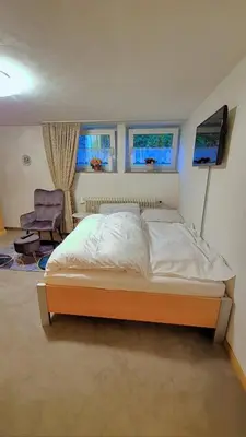 Ein Bett oder Betten in einem Zimmer der Unterkunft Einzelzimmer Wohnkeller in Oberhausen Alstaden für 3 Personen ohne Küche, Gefrierschrank und Mikrowelle Vorhanden!!