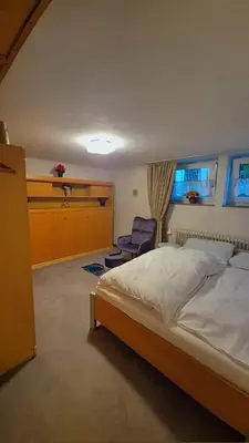 Ein Bett oder Betten in einem Zimmer der Unterkunft Einzelzimmer Wohnkeller in Oberhausen Alstaden für 3 Personen ohne Küche, Gefrierschrank und Mikrowelle Vorhanden!!
