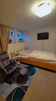 Ein Bett oder Betten in einem Zimmer der Unterkunft Einzelzimmer Wohnkeller in Oberhausen Alstaden für 3 Personen ohne Küche, Gefrierschrank und Mikrowelle Vorhanden!!