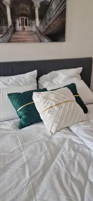 Ein Bett oder Betten in einem Zimmer der Unterkunft Cozy & Fully Equipped Flat in a Prime Location