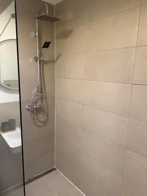 Ein Badezimmer in der Unterkunft Krausiebers Wohlfühlapartment - Moderne Unterkunft an der A44 Velbert-Heiligenhaus