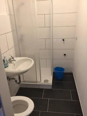 Ein Badezimmer in der Unterkunft Große Wohnung am HBF-Vorplatz