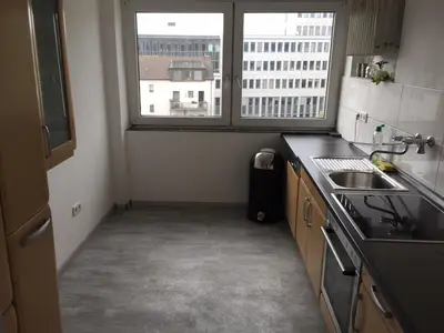 Küche/Küchenzeile in der Unterkunft Große Wohnung am HBF-Vorplatz