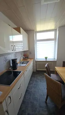 Küche/Küchenzeile in der Unterkunft Gemütliche Altbauwohnungen mit Einzelzimmern und Parkplatz direkt am Haus!