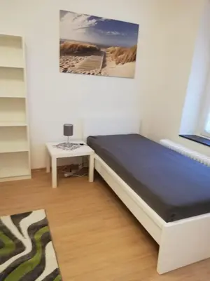 Ein Bett oder Betten in einem Zimmer der Unterkunft Gemütliche Altbauwohnungen mit Einzelzimmern und Parkplatz direkt am Haus!