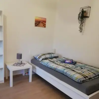 Gemütliche Altbauwohnungen mit Einzelzimmern und Parkplatz direkt am Haus!