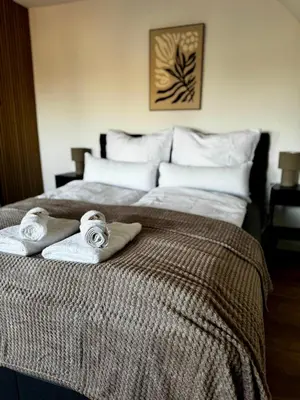 Ein Bett oder Betten in einem Zimmer der Unterkunft Charmante Unterkunft mit 2 Schlafzimmern, Smart-TV, WLAN