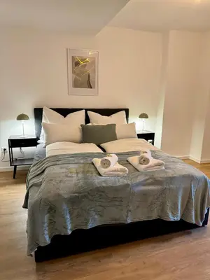 Ein Bett oder Betten in einem Zimmer der Unterkunft Charmante Unterkunft mit 2 Schlafzimmern, Smart-TV, WLAN