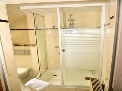 Ein Badezimmer in der Unterkunft Apartment in Oberhausen near a Lake