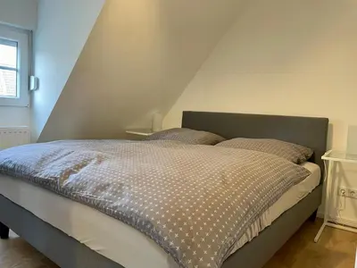 Ein Bett oder Betten in einem Zimmer der Unterkunft Ruhiges und citynahes Dachgeschoss-Nest