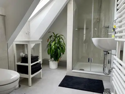 Ein Badezimmer in der Unterkunft Ruhiges und citynahes Dachgeschoss-Nest