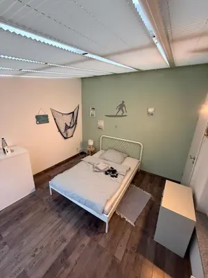 Ein Bett oder Betten in einem Zimmer der Unterkunft Themenzimmer Beach Cozy Nähe Hauptbahnhof