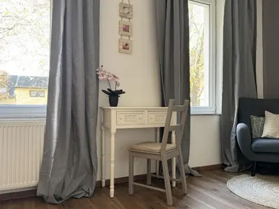 Ein Sitzbereich in der Unterkunft Themenzimmer Pusteblume Nähe Hauptbahnhof