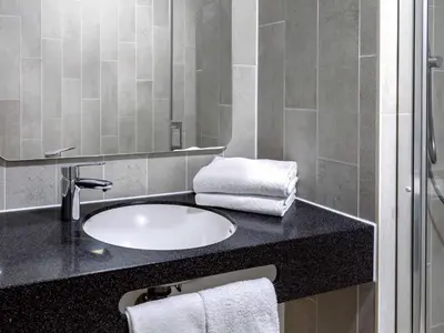 Ein Badezimmer in der Unterkunft B&B Hotel Düsseldorf-City