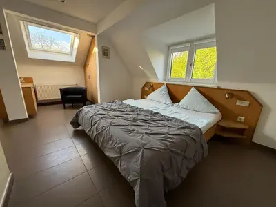 Ein Bett oder Betten in einem Zimmer der Unterkunft Wirtshaus zur Heimlichen Liebe