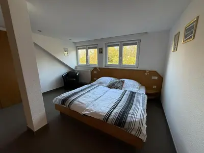 Ein Bett oder Betten in einem Zimmer der Unterkunft Wirtshaus zur Heimlichen Liebe