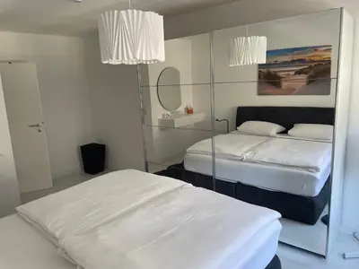 Ein Bett oder Betten in einem Zimmer der Unterkunft Central apartment with XXL TV, full kitchen & fireplace
