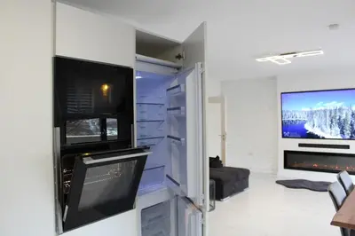 TV/Unterhaltungsangebot in der Unterkunft Central apartment with XXL TV, full kitchen & fireplace