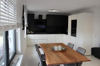 Küche/Küchenzeile in der Unterkunft Central apartment with XXL TV, full kitchen & fireplace