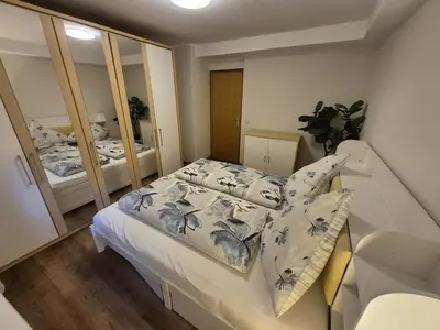 Ein Bett oder Betten in einem Zimmer der Unterkunft Uni- und Citynahe Souterrain-Wohnung am Waldpark