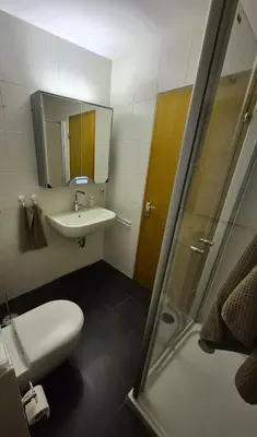 Ein Badezimmer in der Unterkunft Uni- und Citynahe Souterrain-Wohnung am Waldpark
