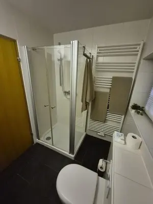 Ein Badezimmer in der Unterkunft Uni- und Citynahe Souterrain-Wohnung am Waldpark