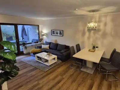 Ein Sitzbereich in der Unterkunft Uni- und Citynahe Souterrain-Wohnung am Waldpark