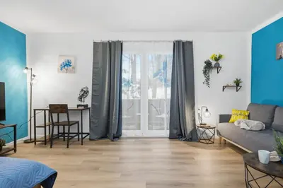 Ein Sitzbereich in der Unterkunft CASATUA - Zentral - Garage - Balkon - Uni - WiFi