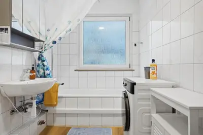 Ein Badezimmer in der Unterkunft CASATUA - Zentral - Garage - Balkon - Uni - WiFi