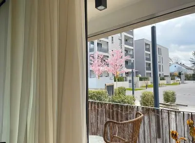 Ein Balkon oder eine Terrasse in der Unterkunft King Bed - Full Kitchen - Balcony