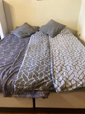Ein Bett oder Betten in einem Zimmer der Unterkunft Große Unterkunft 100 m Zwei Schlafzimmer Küche Internet Essbereich Waschmaschine Spülmaschine eigenes Badezimmer
