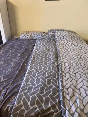 Ein Bett oder Betten in einem Zimmer der Unterkunft Große Unterkunft 100 m Zwei Schlafzimmer Küche Internet Essbereich Waschmaschine Spülmaschine eigenes Badezimmer