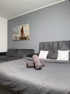 Ein Bett oder Betten in einem Zimmer der Unterkunft Moderne City-Studio Suite nähe Köln & Düsseldorf