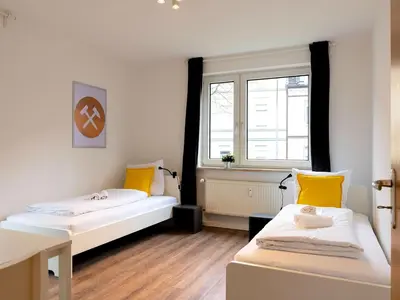 Ein Bett oder Betten in einem Zimmer der Unterkunft BudgetRoom 3 Bedroom Perfect for Teams